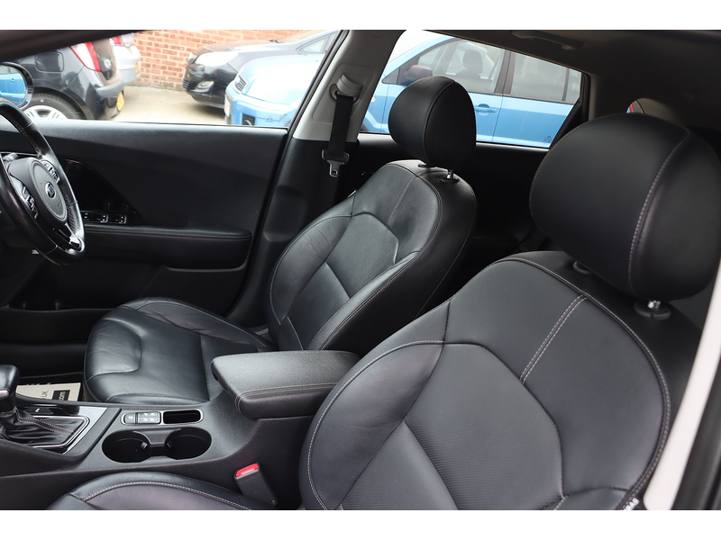 Kia 1.6H GDI GPF 4 SUV 5DR PETROL HYBRID DCT AUTO SUNROOF HEATED SEATS SAT NAV BLUETOOTH APPLE CARPLAY REAR CAMERA PARKING AIDS 45000 MILES FSH 7 SERVICES 72-74 Mitcham Road
