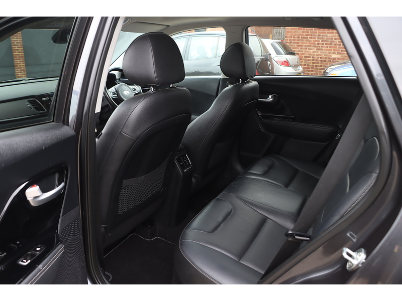 Kia 1.6H GDI GPF 4 SUV 5DR PETROL HYBRID DCT AUTO SUNROOF HEATED SEATS SAT NAV BLUETOOTH APPLE CARPLAY REAR CAMERA PARKING AIDS 45000 MILES FSH 7 SERVICES 72-74 Mitcham Road