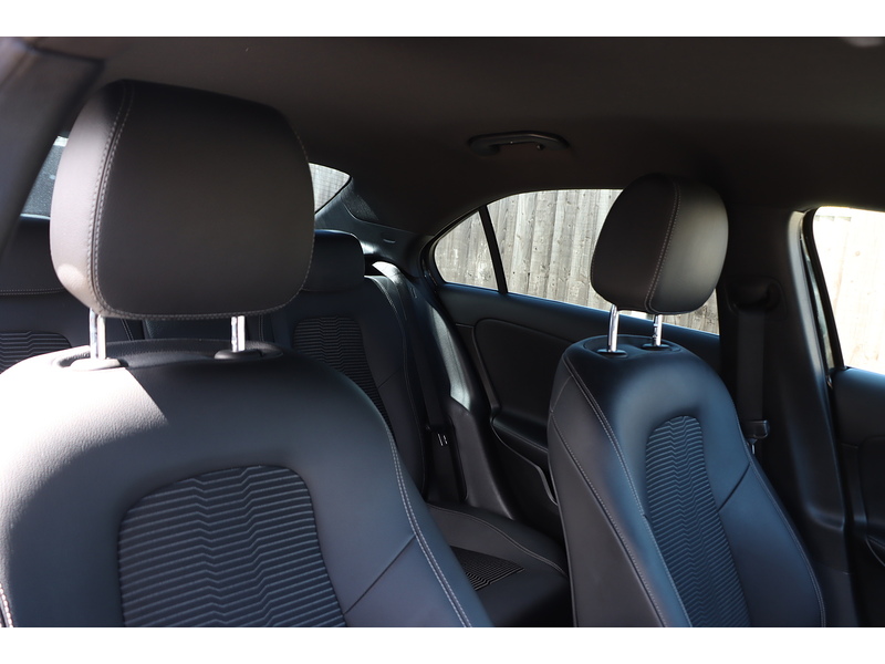 Mercedes-Benz A200 1.3 SPORT SALOON 4DR PETROL 7G-DCT AUTO SAT NAV BLUETOOTH DAB STEREO REAR CAMERA WITH PARKING AIDS JUST 2 OWNERS ONLY 67000 MILES FSH 5 SERVICES 72-74 Mitcham Road