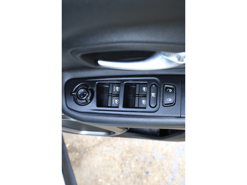 Jeep 1.3 GSE T4 LIMITED SUV 5DR PETROL DDCT AUTO HEATED SEATS SAT NAV BLUETOOTH DAB STEREO PARKING AIDS 2 OWNERS SAME OWNER FOR 3 YEARS ONLY 34000 MILES SH 72-74 Mitcham Road