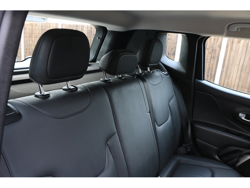 Jeep 1.3 GSE T4 LIMITED SUV 5DR PETROL DDCT AUTO HEATED SEATS SAT NAV BLUETOOTH DAB STEREO PARKING AIDS 2 OWNERS SAME OWNER FOR 3 YEARS ONLY 34000 MILES SH 72-74 Mitcham Road