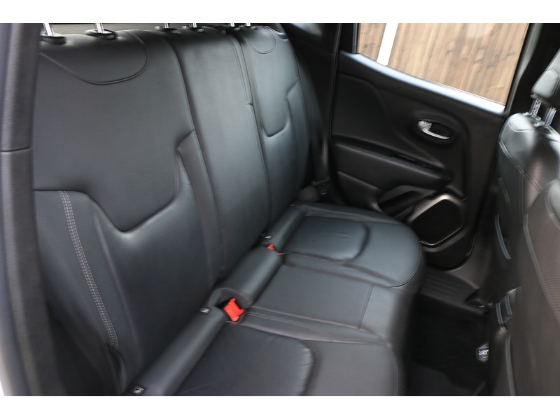 Jeep 1.3 GSE T4 LIMITED SUV 5DR PETROL DDCT AUTO HEATED SEATS SAT NAV BLUETOOTH DAB STEREO PARKING AIDS 2 OWNERS SAME OWNER FOR 3 YEARS ONLY 34000 MILES SH 72-74 Mitcham Road