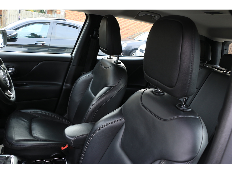 Jeep 1.3 GSE T4 LIMITED SUV 5DR PETROL DDCT AUTO HEATED SEATS SAT NAV BLUETOOTH DAB STEREO PARKING AIDS 2 OWNERS SAME OWNER FOR 3 YEARS ONLY 34000 MILES SH 72-74 Mitcham Road
