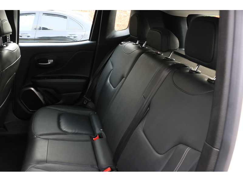 Jeep 1.3 GSE T4 LIMITED SUV 5DR PETROL DDCT AUTO HEATED SEATS SAT NAV BLUETOOTH DAB STEREO PARKING AIDS 2 OWNERS SAME OWNER FOR 3 YEARS ONLY 34000 MILES SH 72-74 Mitcham Road