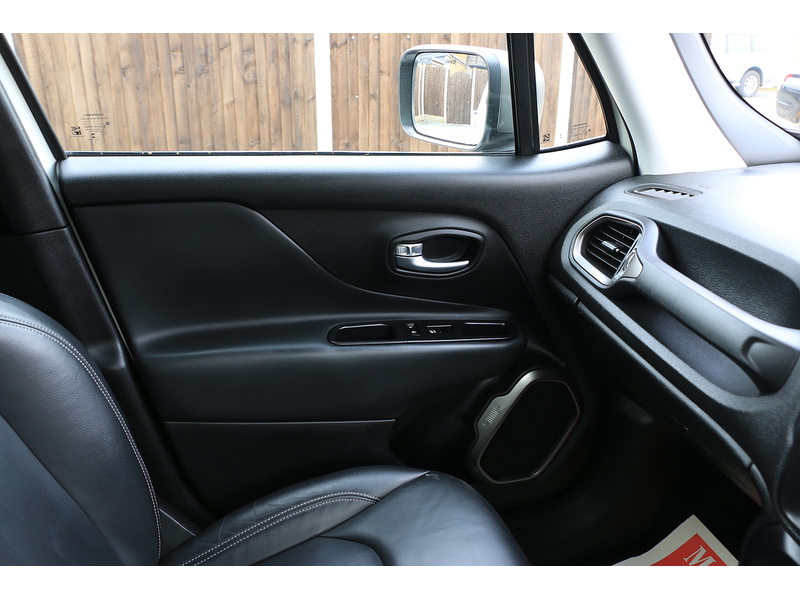 Jeep 1.3 GSE T4 LIMITED SUV 5DR PETROL DDCT AUTO HEATED SEATS SAT NAV BLUETOOTH DAB STEREO PARKING AIDS 2 OWNERS SAME OWNER FOR 3 YEARS ONLY 34000 MILES SH 72-74 Mitcham Road