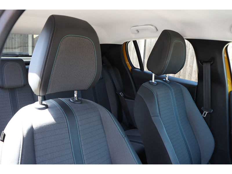 Peugeot 1.2 PURETECH ALLURE PREMIUM HATCHBACK 5DR PETROL EAT AUTO SAT NAV BLUETOOTH APPLE CARPLAY REAR CAMERA PARKING AIDS 1 OWNER FROM NEW 27000 MILES FSH 72-74 Mitcham Road