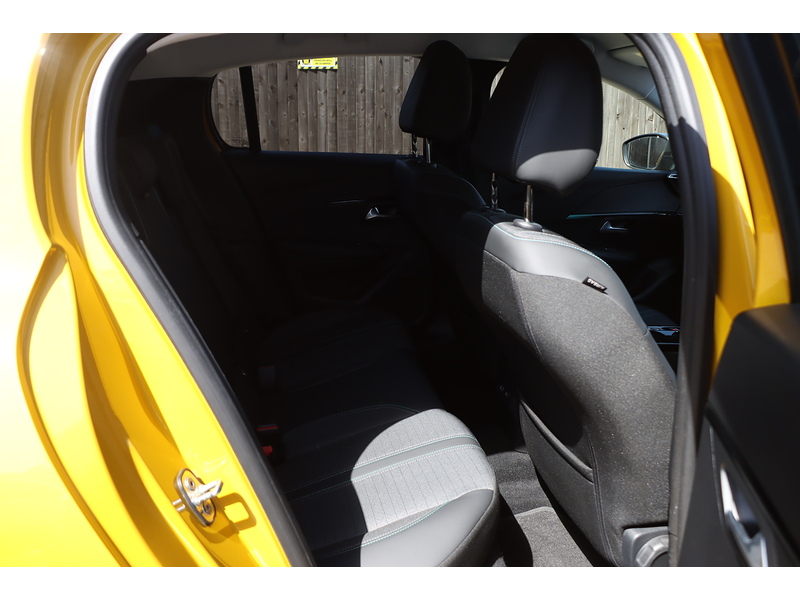 Peugeot 1.2 PURETECH ALLURE PREMIUM HATCHBACK 5DR PETROL EAT AUTO SAT NAV BLUETOOTH APPLE CARPLAY REAR CAMERA PARKING AIDS 1 OWNER FROM NEW 27000 MILES FSH 72-74 Mitcham Road