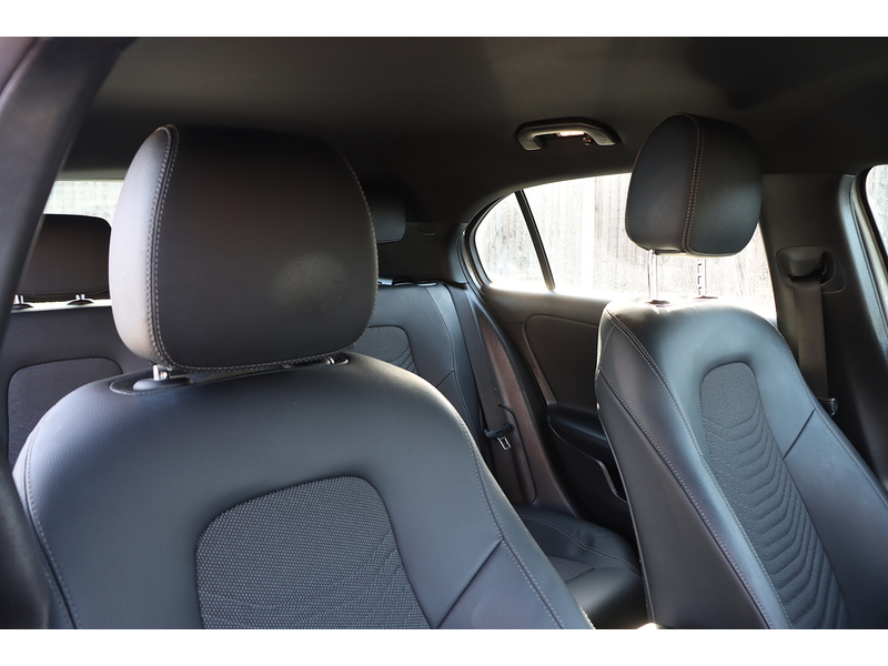 Mercedes-Benz A180 1.3 SE HATCHBACK 5DR PETROL 7G-DCT AUTO HEATED SEATS SAT NAV BLUETOOTH DAB STEREO REAR CAMERA PARKING AIDS 1 OWNER FROM NEW ONLY 64000 MILES FSH 72-74 Mitcham Road