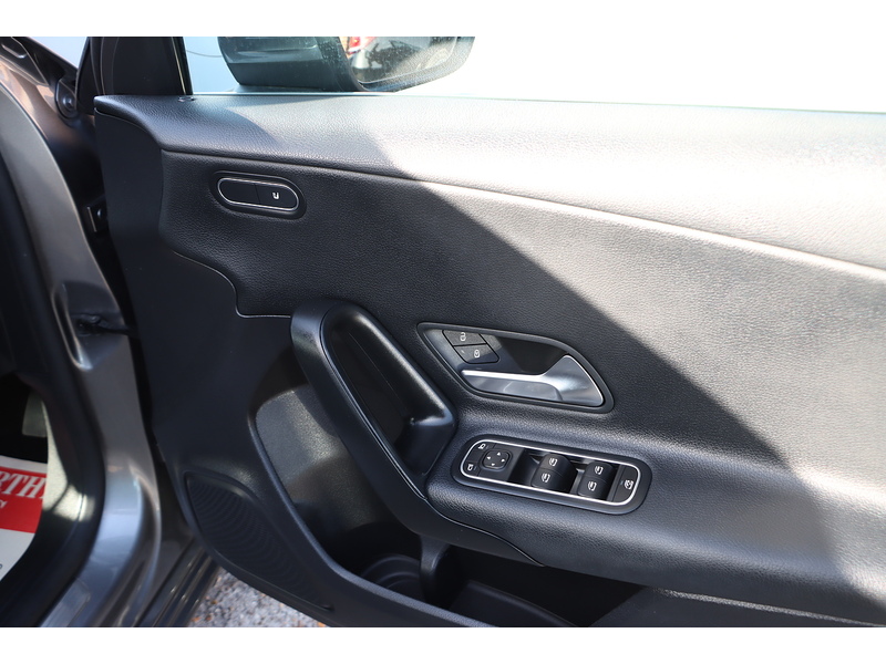 Mercedes-Benz A180 1.3 SE HATCHBACK 5DR PETROL 7G-DCT AUTO HEATED SEATS SAT NAV BLUETOOTH DAB STEREO REAR CAMERA PARKING AIDS 1 OWNER FROM NEW ONLY 64000 MILES FSH 72-74 Mitcham Road