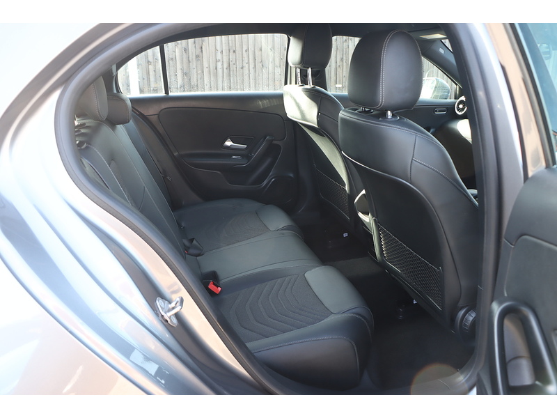 Mercedes-Benz A180 1.3 SE HATCHBACK 5DR PETROL 7G-DCT AUTO HEATED SEATS SAT NAV BLUETOOTH DAB STEREO REAR CAMERA PARKING AIDS 1 OWNER FROM NEW ONLY 64000 MILES FSH 72-74 Mitcham Road