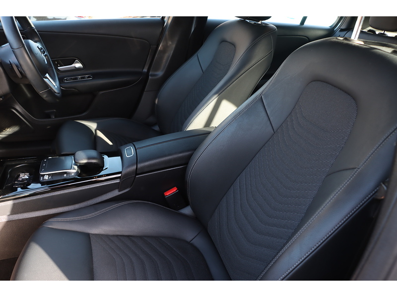 Mercedes-Benz A180 1.3 SE HATCHBACK 5DR PETROL 7G-DCT AUTO HEATED SEATS SAT NAV BLUETOOTH DAB STEREO REAR CAMERA PARKING AIDS 1 OWNER FROM NEW ONLY 64000 MILES FSH 72-74 Mitcham Road