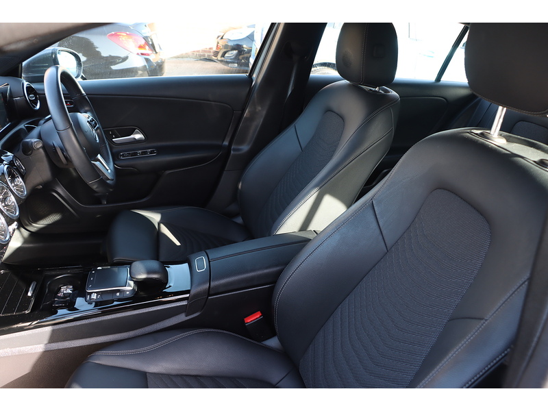 Mercedes-Benz A180 1.3 SE HATCHBACK 5DR PETROL 7G-DCT AUTO HEATED SEATS SAT NAV BLUETOOTH DAB STEREO REAR CAMERA PARKING AIDS 1 OWNER FROM NEW ONLY 64000 MILES FSH 72-74 Mitcham Road