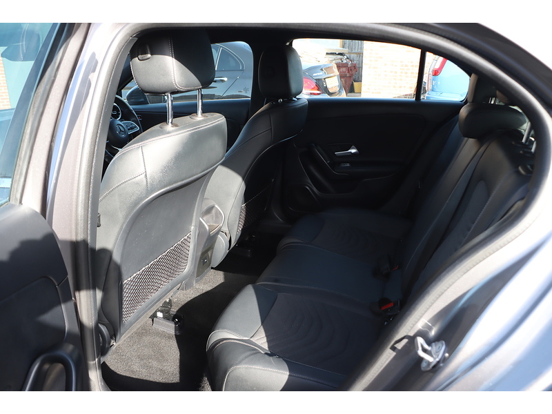 Mercedes-Benz A180 1.3 SE HATCHBACK 5DR PETROL 7G-DCT AUTO HEATED SEATS SAT NAV BLUETOOTH DAB STEREO REAR CAMERA PARKING AIDS 1 OWNER FROM NEW ONLY 64000 MILES FSH 72-74 Mitcham Road