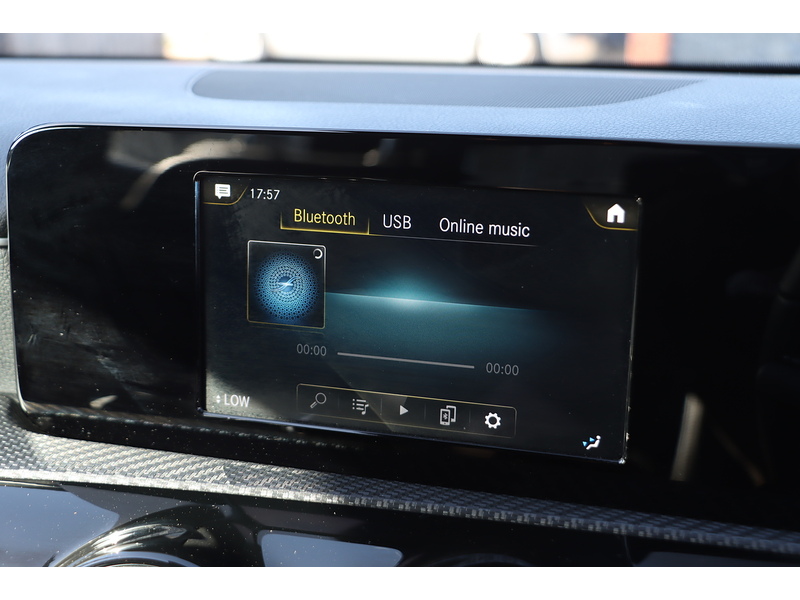 Mercedes-Benz A180 1.3 SE HATCHBACK 5DR PETROL 7G-DCT AUTO HEATED SEATS SAT NAV BLUETOOTH DAB STEREO REAR CAMERA PARKING AIDS 1 OWNER FROM NEW ONLY 64000 MILES FSH 72-74 Mitcham Road