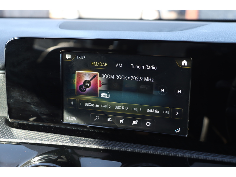 Mercedes-Benz A180 1.3 SE HATCHBACK 5DR PETROL 7G-DCT AUTO HEATED SEATS SAT NAV BLUETOOTH DAB STEREO REAR CAMERA PARKING AIDS 1 OWNER FROM NEW ONLY 64000 MILES FSH 72-74 Mitcham Road