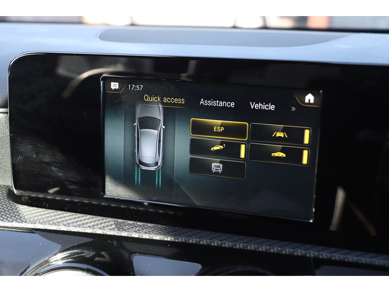 Mercedes-Benz A180 1.3 SE HATCHBACK 5DR PETROL 7G-DCT AUTO HEATED SEATS SAT NAV BLUETOOTH DAB STEREO REAR CAMERA PARKING AIDS 1 OWNER FROM NEW ONLY 64000 MILES FSH 72-74 Mitcham Road