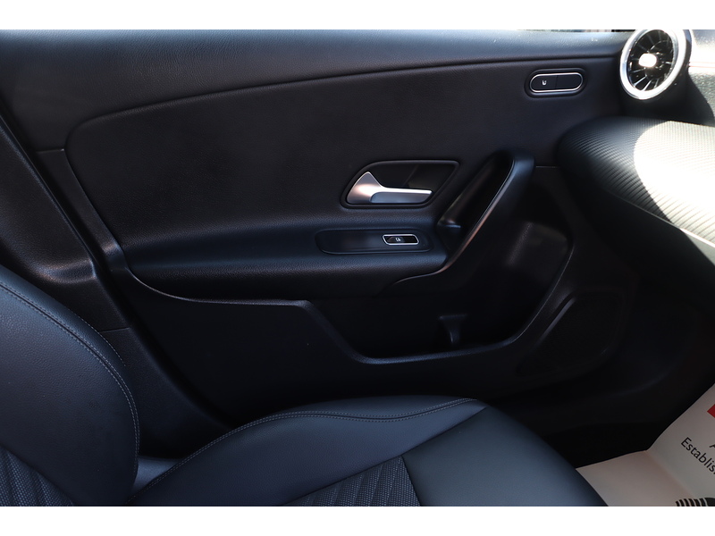 Mercedes-Benz A180 1.3 SE HATCHBACK 5DR PETROL 7G-DCT AUTO HEATED SEATS SAT NAV BLUETOOTH DAB STEREO REAR CAMERA PARKING AIDS 1 OWNER FROM NEW ONLY 64000 MILES FSH 72-74 Mitcham Road