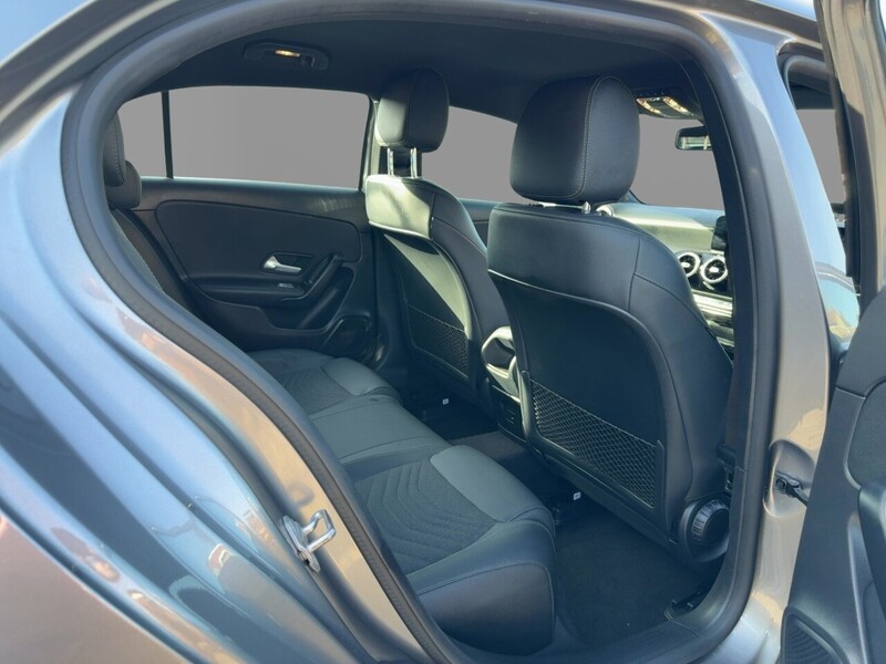 Mercedes-Benz A180 1.3 SE HATCHBACK 5DR PETROL 7G-DCT AUTO HEATED SEATS SAT NAV BLUETOOTH DAB STEREO REAR CAMERA PARKING AIDS 1 OWNER FROM NEW ONLY 64000 MILES FSH 72-74 Mitcham Road