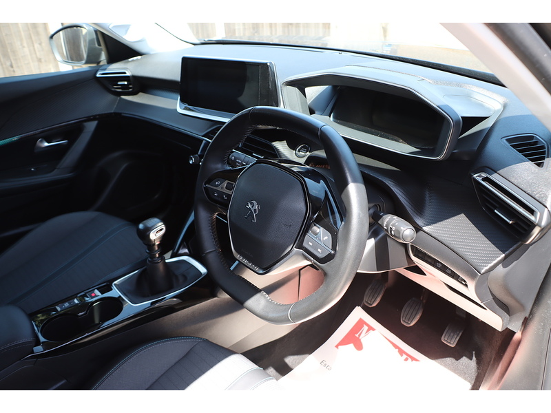 Peugeot 1.2 PURETECH ALLURE PREMIUM SUV 5DR PETROL MANUAL SAT NAV BLUETOOTH DAB STEREO APPLE CARPLAY REAR CAMERA PARKING AIDS 1 OWNER FROM NEW 60000 MILES SH 72-74 Mitcham Road