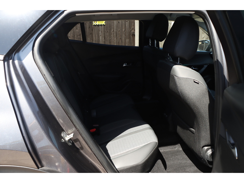 Peugeot 1.2 PURETECH ALLURE PREMIUM SUV 5DR PETROL MANUAL SAT NAV BLUETOOTH DAB STEREO APPLE CARPLAY REAR CAMERA PARKING AIDS 1 OWNER FROM NEW 60000 MILES SH 72-74 Mitcham Road