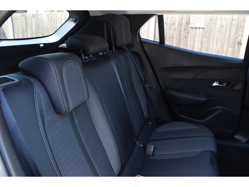 Peugeot 1.2 PURETECH ALLURE PREMIUM SUV 5DR PETROL MANUAL SAT NAV BLUETOOTH DAB STEREO APPLE CARPLAY REAR CAMERA PARKING AIDS 1 OWNER FROM NEW 60000 MILES SH 72-74 Mitcham Road