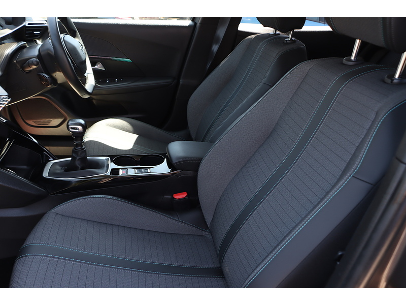 Peugeot 1.2 PURETECH ALLURE PREMIUM SUV 5DR PETROL MANUAL SAT NAV BLUETOOTH DAB STEREO APPLE CARPLAY REAR CAMERA PARKING AIDS 1 OWNER FROM NEW 60000 MILES SH 72-74 Mitcham Road
