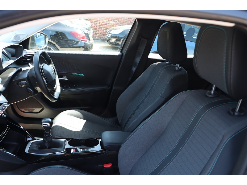 Peugeot 1.2 PURETECH ALLURE PREMIUM SUV 5DR PETROL MANUAL SAT NAV BLUETOOTH DAB STEREO APPLE CARPLAY REAR CAMERA PARKING AIDS 1 OWNER FROM NEW 60000 MILES SH 72-74 Mitcham Road