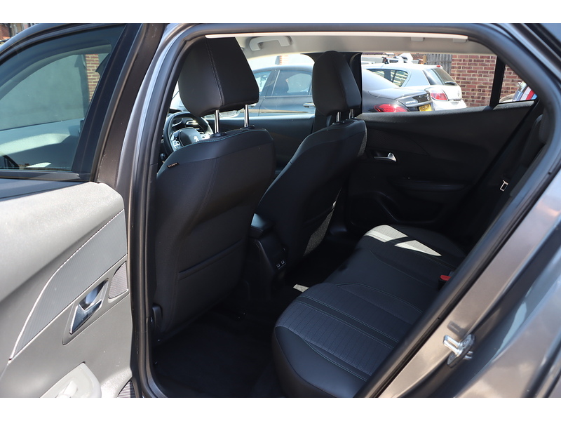 Peugeot 1.2 PURETECH ALLURE PREMIUM SUV 5DR PETROL MANUAL SAT NAV BLUETOOTH DAB STEREO APPLE CARPLAY REAR CAMERA PARKING AIDS 1 OWNER FROM NEW 60000 MILES SH 72-74 Mitcham Road