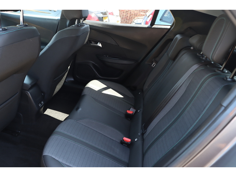 Peugeot 1.2 PURETECH ALLURE PREMIUM SUV 5DR PETROL MANUAL SAT NAV BLUETOOTH DAB STEREO APPLE CARPLAY REAR CAMERA PARKING AIDS 1 OWNER FROM NEW 60000 MILES SH 72-74 Mitcham Road