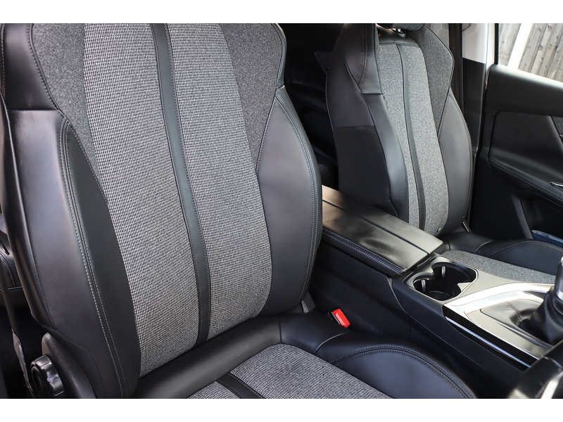 Peugeot 1.2 PURETECH ALLURE SUV 5DR PETROL MANUAL SAT NAV BLUETOOTH DAB STEREO APPLE CARPLAY REAR CAMERA WITH PARKING AIDS JUST 2 OWNERS ONLY 78000 MILES SH 72-74 Mitcham Road