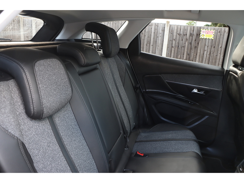 Peugeot 1.2 PURETECH ALLURE SUV 5DR PETROL MANUAL SAT NAV BLUETOOTH DAB STEREO APPLE CARPLAY REAR CAMERA WITH PARKING AIDS JUST 2 OWNERS ONLY 78000 MILES SH 72-74 Mitcham Road