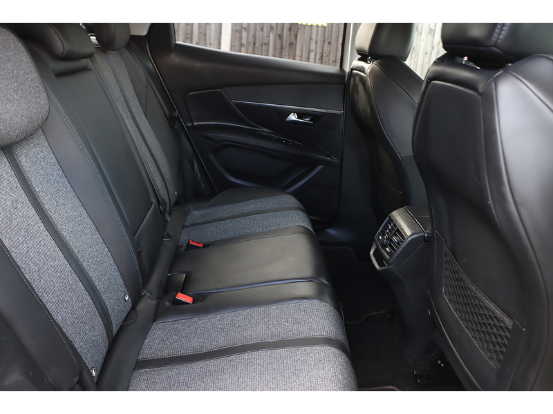 Peugeot 1.2 PURETECH ALLURE SUV 5DR PETROL MANUAL SAT NAV BLUETOOTH DAB STEREO APPLE CARPLAY REAR CAMERA WITH PARKING AIDS JUST 2 OWNERS ONLY 78000 MILES SH 72-74 Mitcham Road