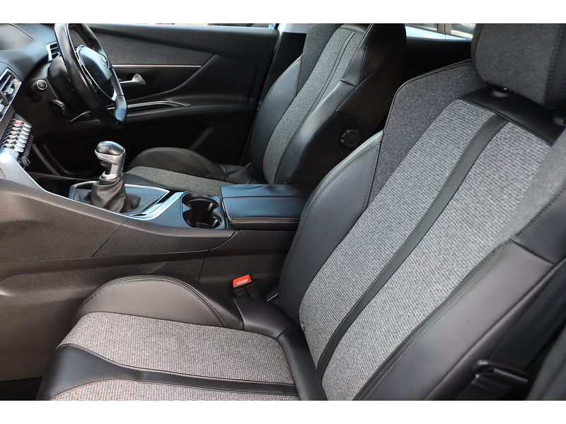 Peugeot 1.2 PURETECH ALLURE SUV 5DR PETROL MANUAL SAT NAV BLUETOOTH DAB STEREO APPLE CARPLAY REAR CAMERA WITH PARKING AIDS JUST 2 OWNERS ONLY 78000 MILES SH 72-74 Mitcham Road