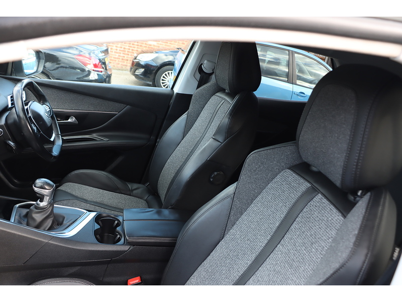Peugeot 1.2 PURETECH ALLURE SUV 5DR PETROL MANUAL SAT NAV BLUETOOTH DAB STEREO APPLE CARPLAY REAR CAMERA WITH PARKING AIDS JUST 2 OWNERS ONLY 78000 MILES SH 72-74 Mitcham Road