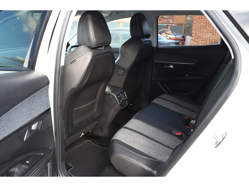 Peugeot 1.2 PURETECH ALLURE SUV 5DR PETROL MANUAL SAT NAV BLUETOOTH DAB STEREO APPLE CARPLAY REAR CAMERA WITH PARKING AIDS JUST 2 OWNERS ONLY 78000 MILES SH 72-74 Mitcham Road