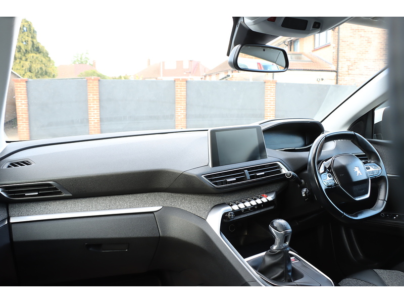 Peugeot 1.2 PURETECH ALLURE SUV 5DR PETROL MANUAL SAT NAV BLUETOOTH DAB STEREO APPLE CARPLAY REAR CAMERA WITH PARKING AIDS JUST 2 OWNERS ONLY 78000 MILES SH 72-74 Mitcham Road
