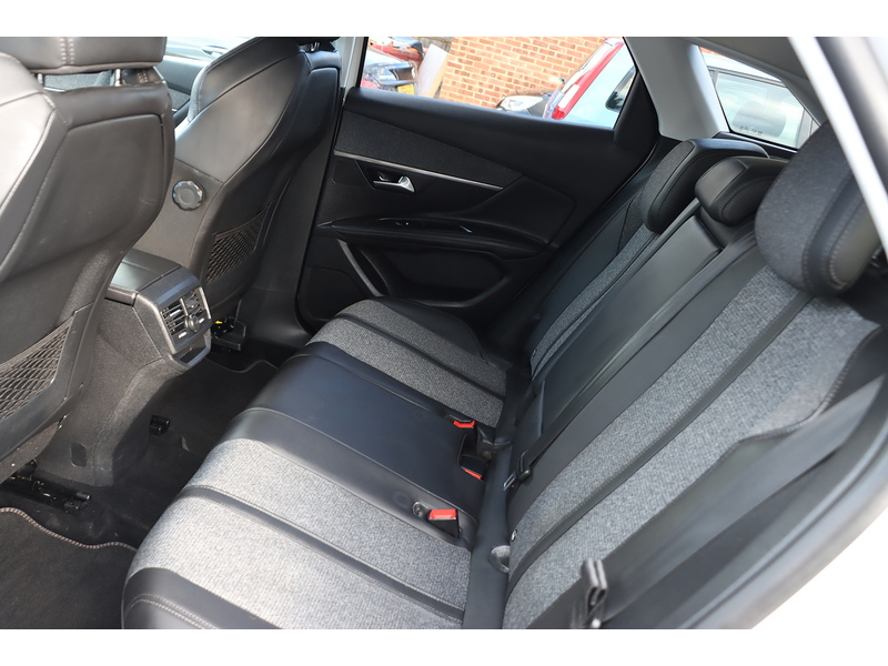 Peugeot 1.2 PURETECH ALLURE SUV 5DR PETROL MANUAL SAT NAV BLUETOOTH DAB STEREO APPLE CARPLAY REAR CAMERA WITH PARKING AIDS JUST 2 OWNERS ONLY 78000 MILES SH 72-74 Mitcham Road