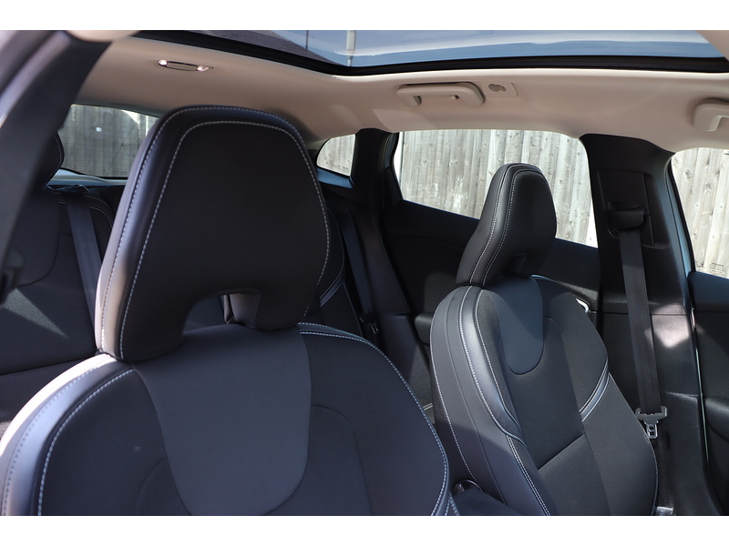 Volvo 2.0 T3 MOMENTUM NAV PLUS HATCHBACK 5DR PETROL MANUAL SATNAV BLUETOOTH DAB RADIO PARKING AIDS JUST 2 OWNERS SAME OWNER FOR 3 YEARS ONLY 71000 MILES FSH 92-96 Mitcham Road