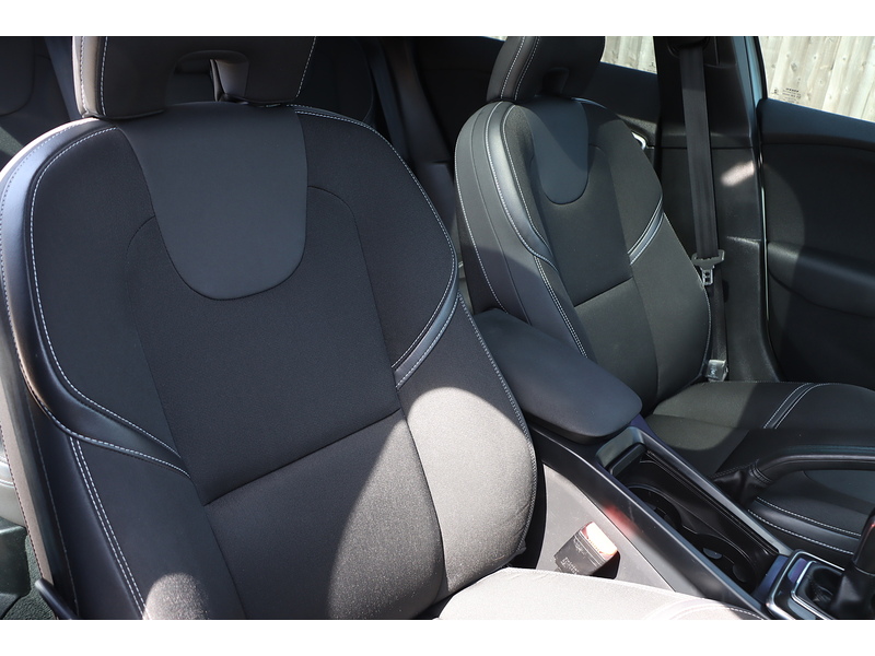 Volvo 2.0 T3 MOMENTUM NAV PLUS HATCHBACK 5DR PETROL MANUAL SATNAV BLUETOOTH DAB RADIO PARKING AIDS JUST 2 OWNERS SAME OWNER FOR 3 YEARS ONLY 71000 MILES FSH 92-96 Mitcham Road