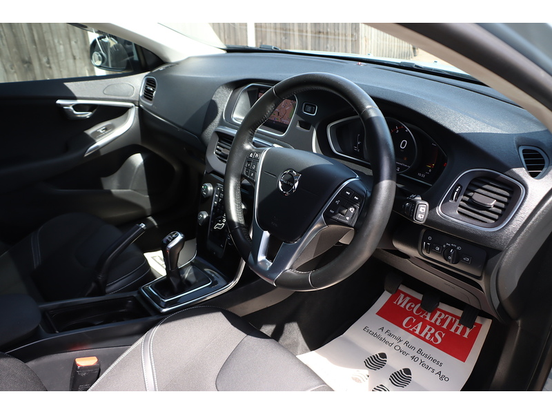 Volvo 2.0 T3 MOMENTUM NAV PLUS HATCHBACK 5DR PETROL MANUAL SATNAV BLUETOOTH DAB RADIO PARKING AIDS JUST 2 OWNERS SAME OWNER FOR 3 YEARS ONLY 71000 MILES FSH 92-96 Mitcham Road