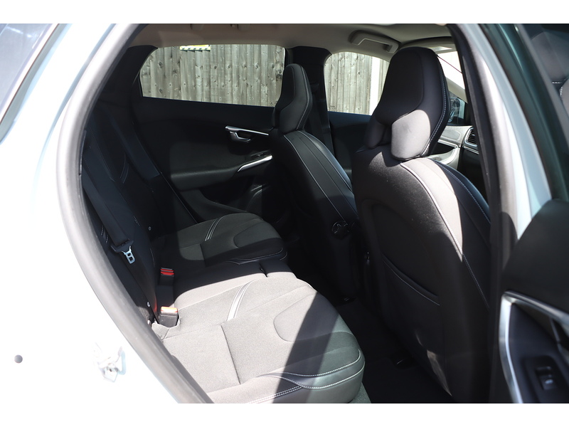 Volvo 2.0 T3 MOMENTUM NAV PLUS HATCHBACK 5DR PETROL MANUAL SATNAV BLUETOOTH DAB RADIO PARKING AIDS JUST 2 OWNERS SAME OWNER FOR 3 YEARS ONLY 71000 MILES FSH 92-96 Mitcham Road