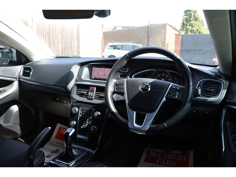 Volvo 2.0 T3 MOMENTUM NAV PLUS HATCHBACK 5DR PETROL MANUAL SATNAV BLUETOOTH DAB RADIO PARKING AIDS JUST 2 OWNERS SAME OWNER FOR 3 YEARS ONLY 71000 MILES FSH 92-96 Mitcham Road
