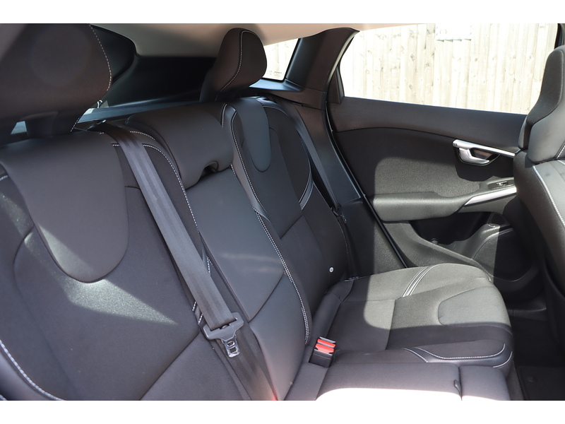 Volvo 2.0 T3 MOMENTUM NAV PLUS HATCHBACK 5DR PETROL MANUAL SATNAV BLUETOOTH DAB RADIO PARKING AIDS JUST 2 OWNERS SAME OWNER FOR 3 YEARS ONLY 71000 MILES FSH 92-96 Mitcham Road