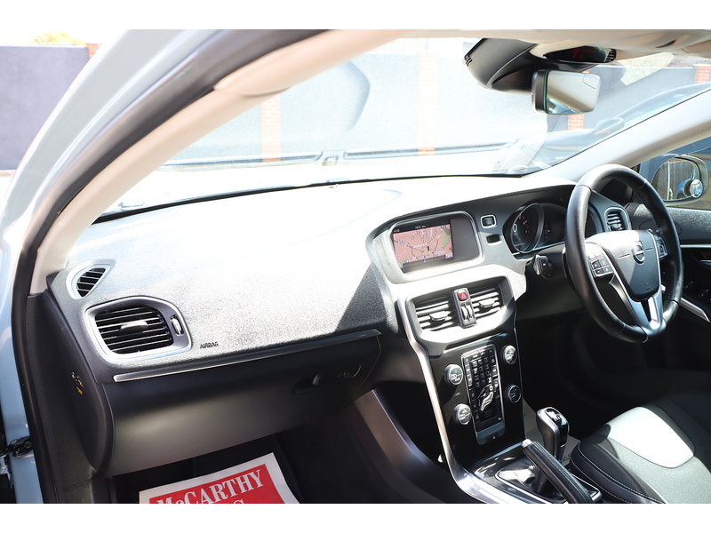 Volvo 2.0 T3 MOMENTUM NAV PLUS HATCHBACK 5DR PETROL MANUAL SATNAV BLUETOOTH DAB RADIO PARKING AIDS JUST 2 OWNERS SAME OWNER FOR 3 YEARS ONLY 71000 MILES FSH 92-96 Mitcham Road