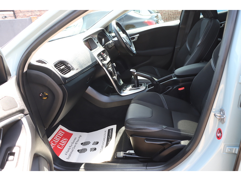Volvo 2.0 T3 MOMENTUM NAV PLUS HATCHBACK 5DR PETROL MANUAL SATNAV BLUETOOTH DAB RADIO PARKING AIDS JUST 2 OWNERS SAME OWNER FOR 3 YEARS ONLY 71000 MILES FSH 92-96 Mitcham Road