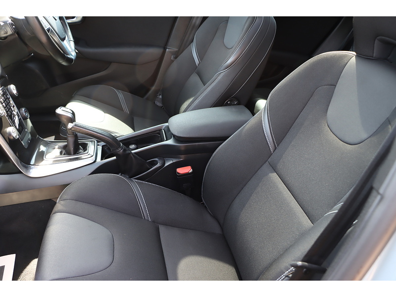 Volvo 2.0 T3 MOMENTUM NAV PLUS HATCHBACK 5DR PETROL MANUAL SATNAV BLUETOOTH DAB RADIO PARKING AIDS JUST 2 OWNERS SAME OWNER FOR 3 YEARS ONLY 71000 MILES FSH 92-96 Mitcham Road