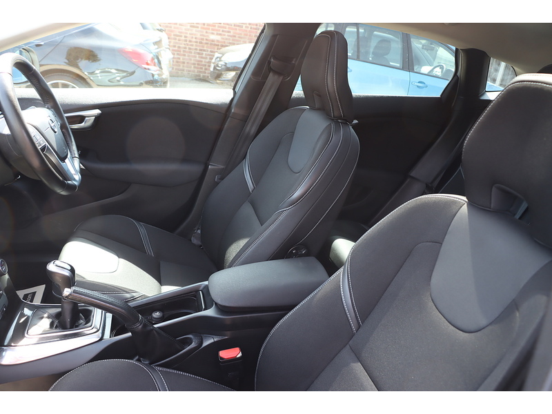 Volvo 2.0 T3 MOMENTUM NAV PLUS HATCHBACK 5DR PETROL MANUAL SATNAV BLUETOOTH DAB RADIO PARKING AIDS JUST 2 OWNERS SAME OWNER FOR 3 YEARS ONLY 71000 MILES FSH 92-96 Mitcham Road