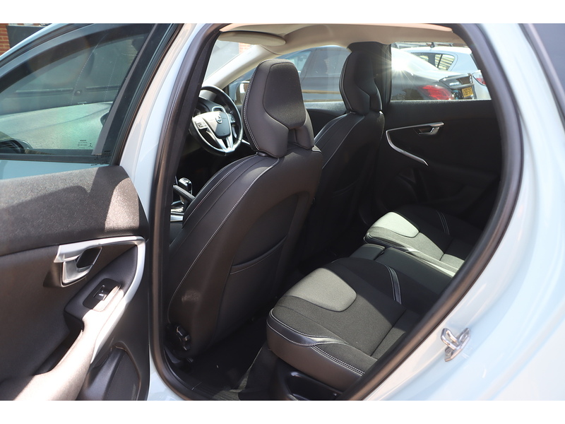 Volvo 2.0 T3 MOMENTUM NAV PLUS HATCHBACK 5DR PETROL MANUAL SATNAV BLUETOOTH DAB RADIO PARKING AIDS JUST 2 OWNERS SAME OWNER FOR 3 YEARS ONLY 71000 MILES FSH 92-96 Mitcham Road