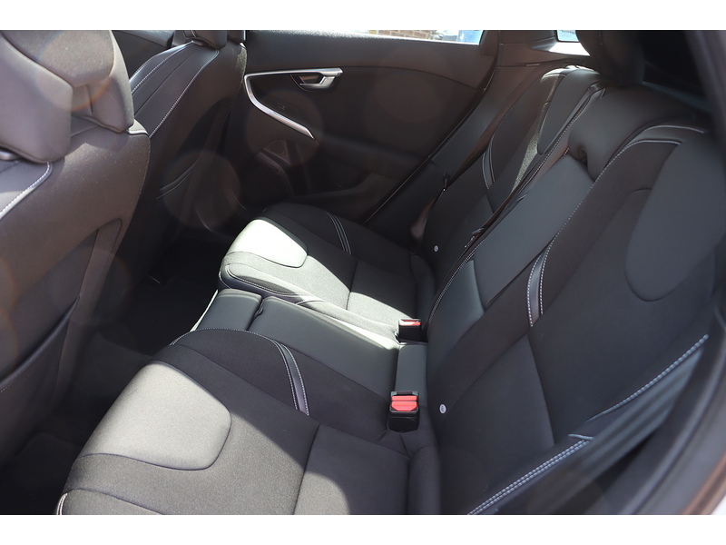 Volvo 2.0 T3 MOMENTUM NAV PLUS HATCHBACK 5DR PETROL MANUAL SATNAV BLUETOOTH DAB RADIO PARKING AIDS JUST 2 OWNERS SAME OWNER FOR 3 YEARS ONLY 71000 MILES FSH 92-96 Mitcham Road