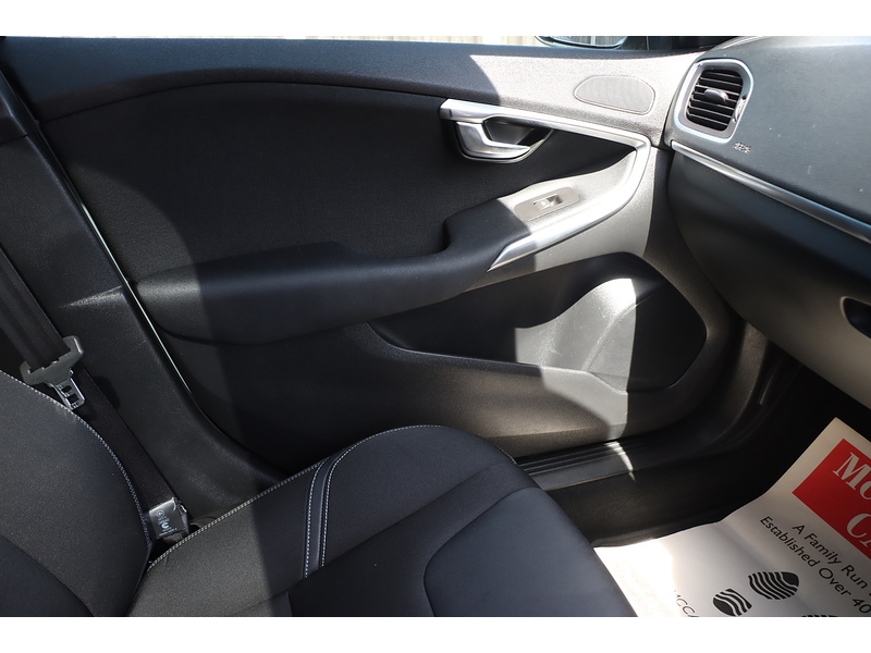 Volvo 2.0 T3 MOMENTUM NAV PLUS HATCHBACK 5DR PETROL MANUAL SATNAV BLUETOOTH DAB RADIO PARKING AIDS JUST 2 OWNERS SAME OWNER FOR 3 YEARS ONLY 71000 MILES FSH 92-96 Mitcham Road